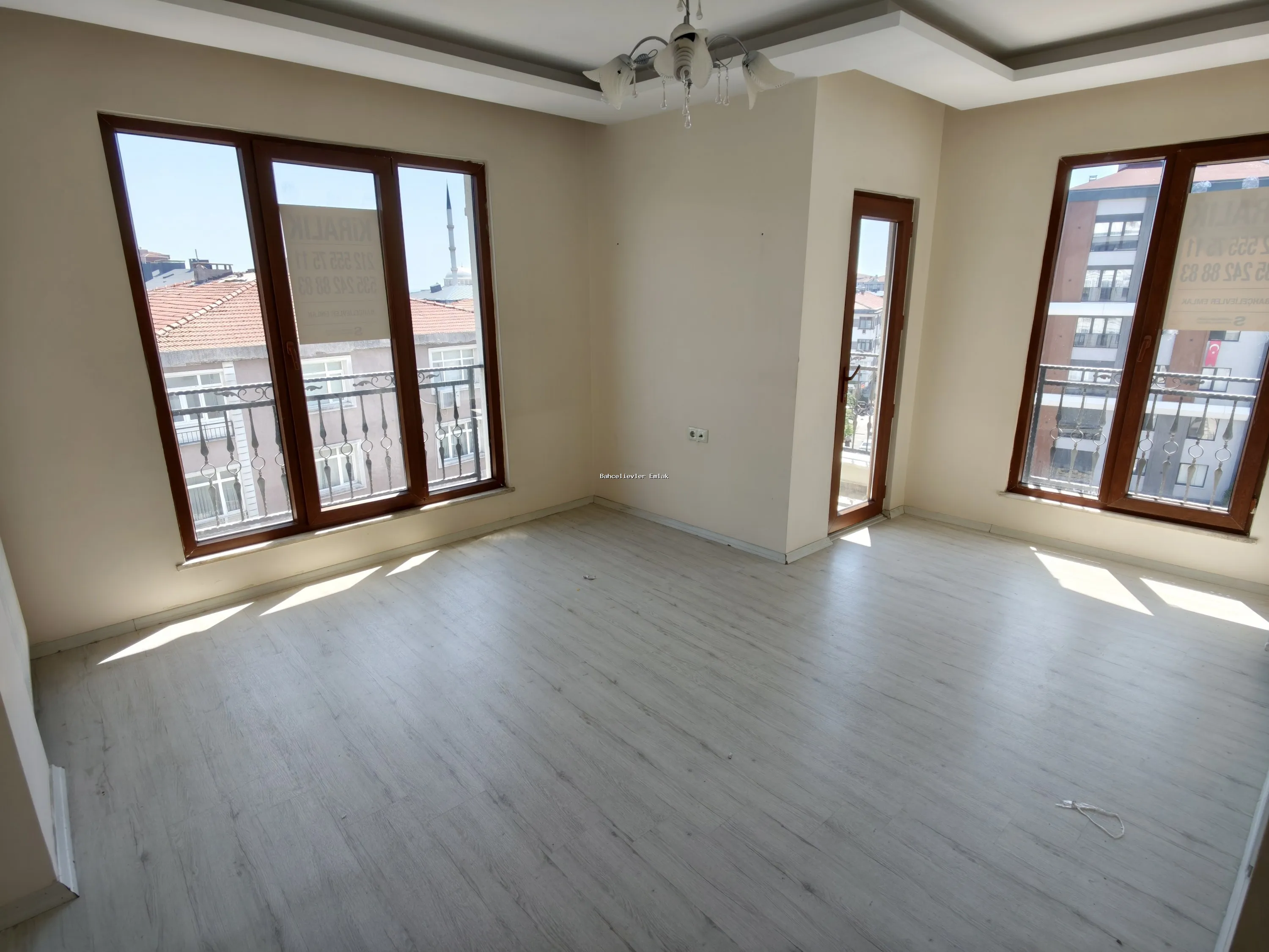 BAHÇELİEVLER CADDE ÜZERİ - YENİ BİNA - METRO YANI - ARAKAT DAİRE