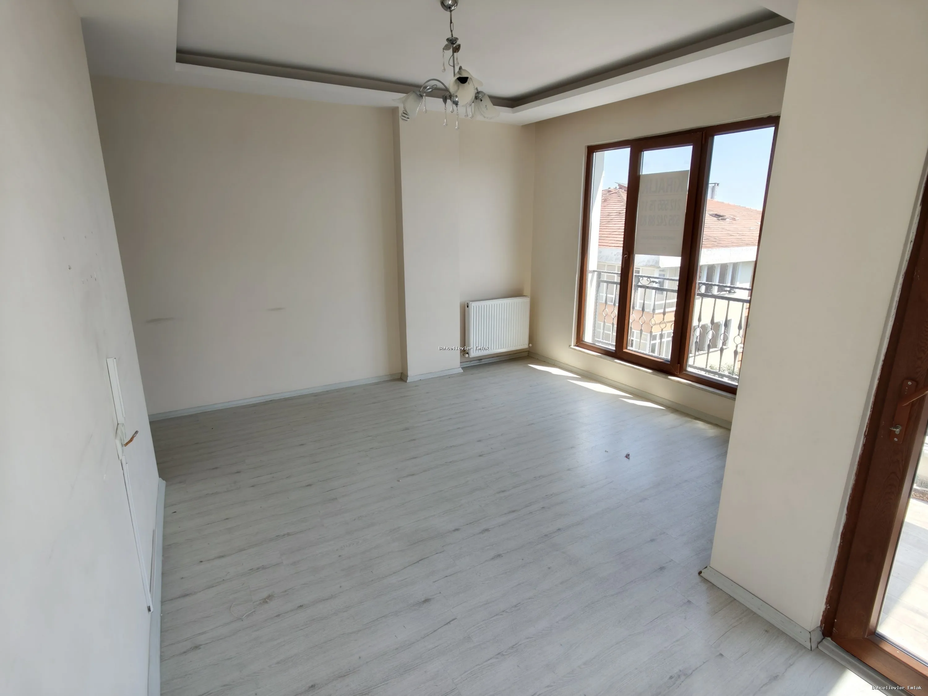 BAHÇELİEVLER CADDE ÜZERİ - YENİ BİNA - METRO YANI - ARAKAT DAİRE - fotoğraf 2