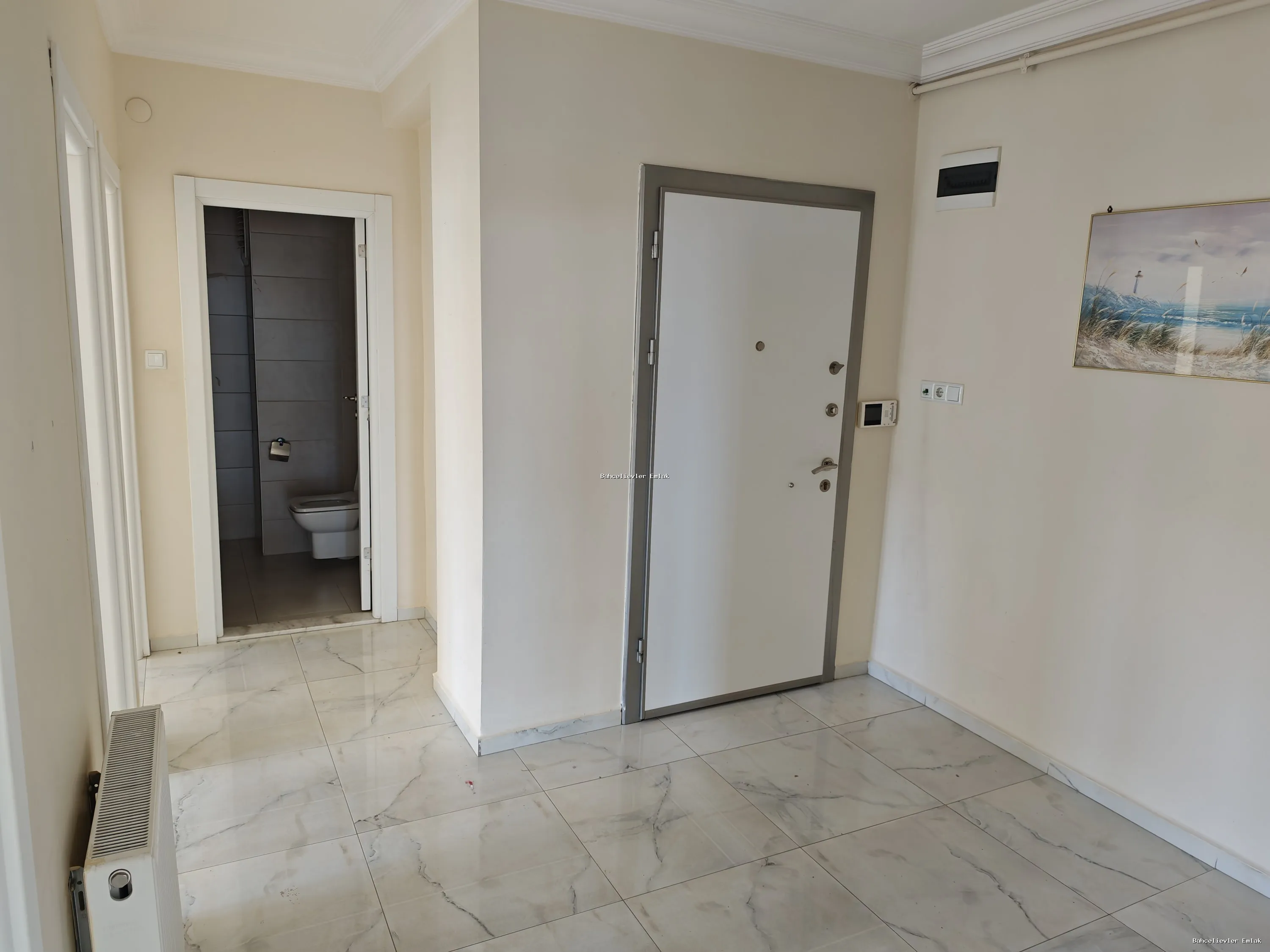BAHÇELİEVLER CADDE ÜZERİ - YENİ BİNA - METRO YANI - ARAKAT DAİRE - fotoğraf 3