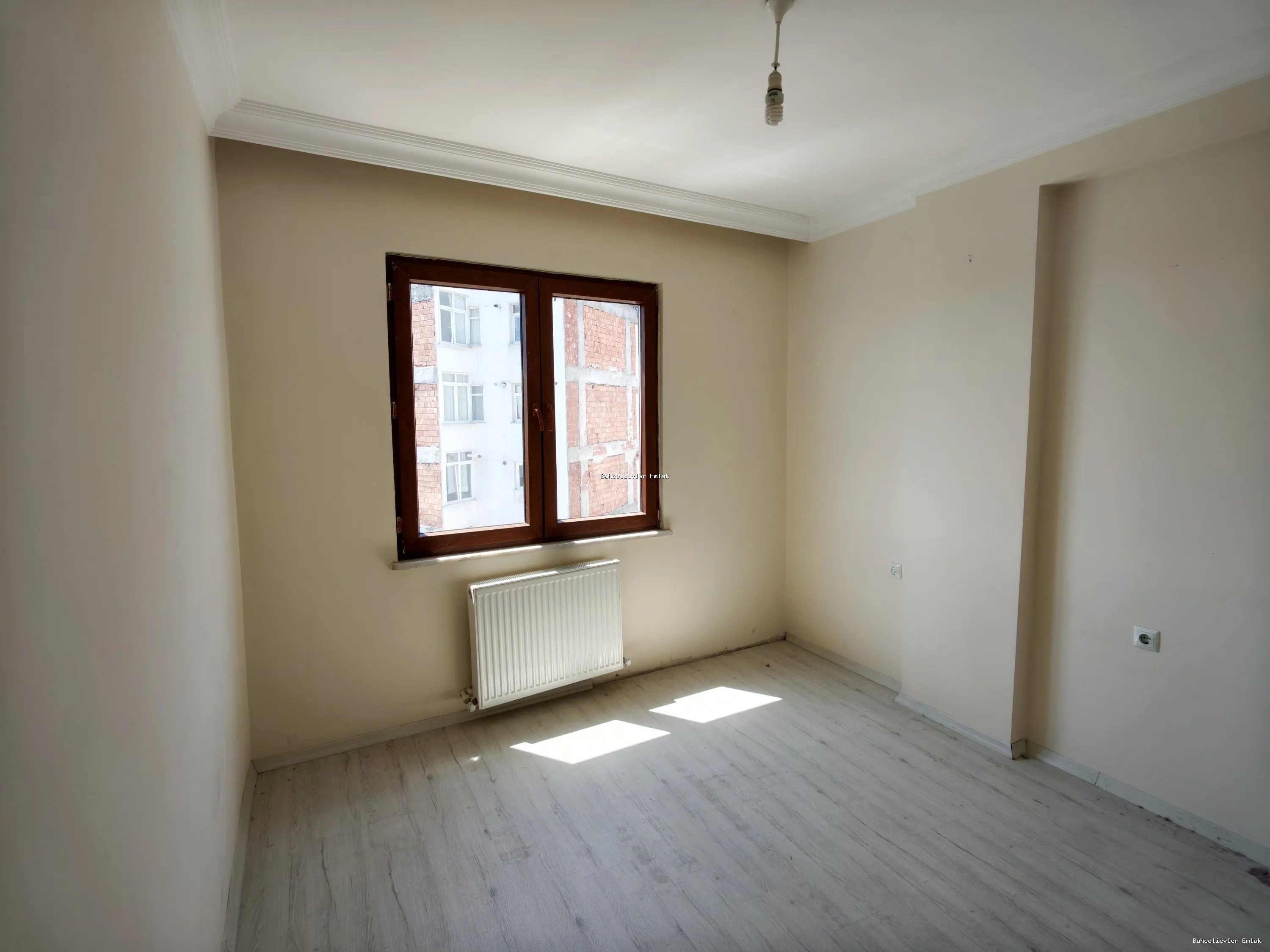 BAHÇELİEVLER CADDE ÜZERİ - YENİ BİNA - METRO YANI - ARAKAT DAİRE - fotoğraf 4