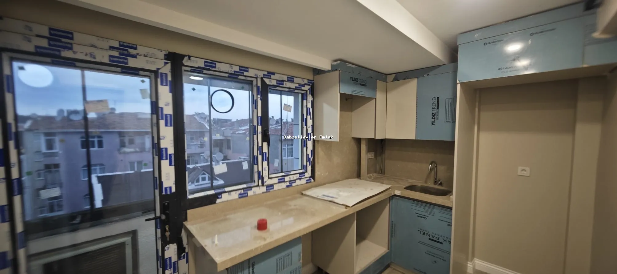BAHÇELİEVLER İLKYUVА METROYA YAKIN SIFIR 2+1 LÜKS ARAKAT DAİRE - fotoğraf 3