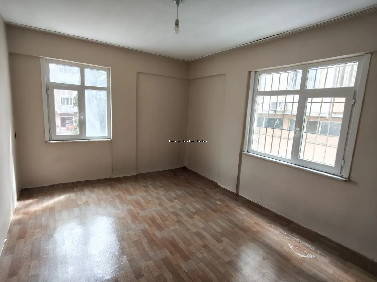 GÜNGÖREN GÜNEŞTEPE MAHALLESİ'NDE 2+1 KİRALIK ARAKAT UYGUN DAİRE