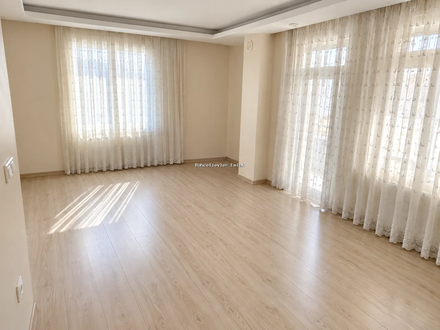 Yenibosna Fevzi Çakmak'ta 7 Yıllık Binada Balkonlu 1+1 Kiralık Daire