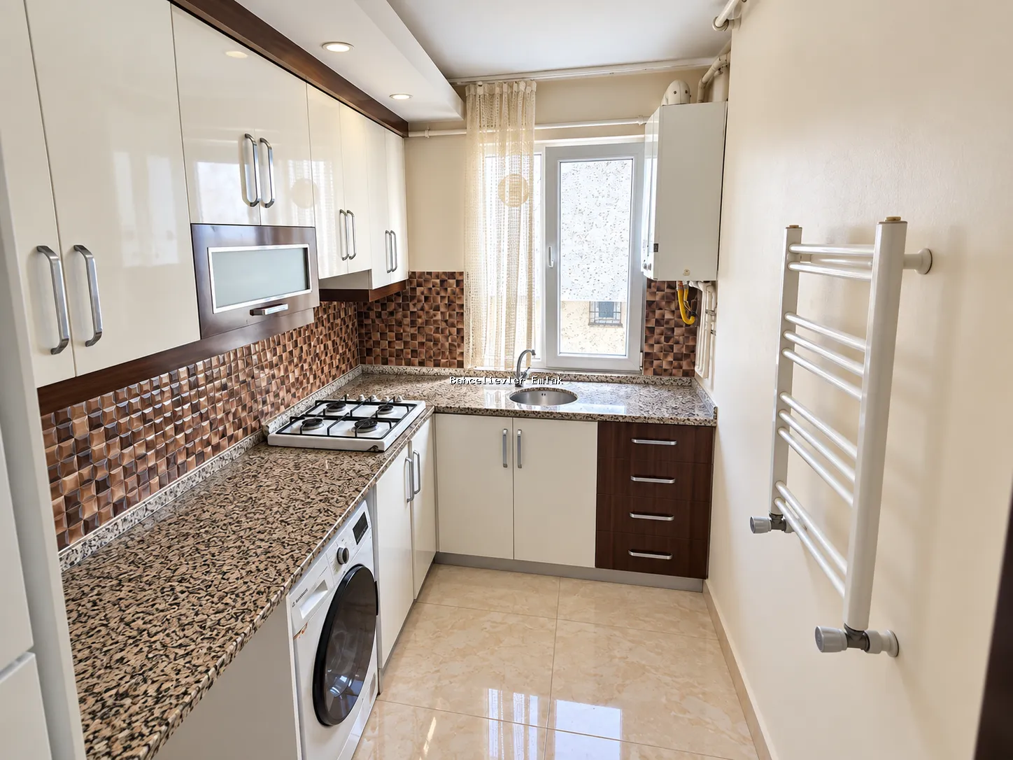 Yenibosna Fevzi Çakmak'ta 7 Yıllık Binada Balkonlu 1+1 Kiralık Daire - Fotoğraf 2