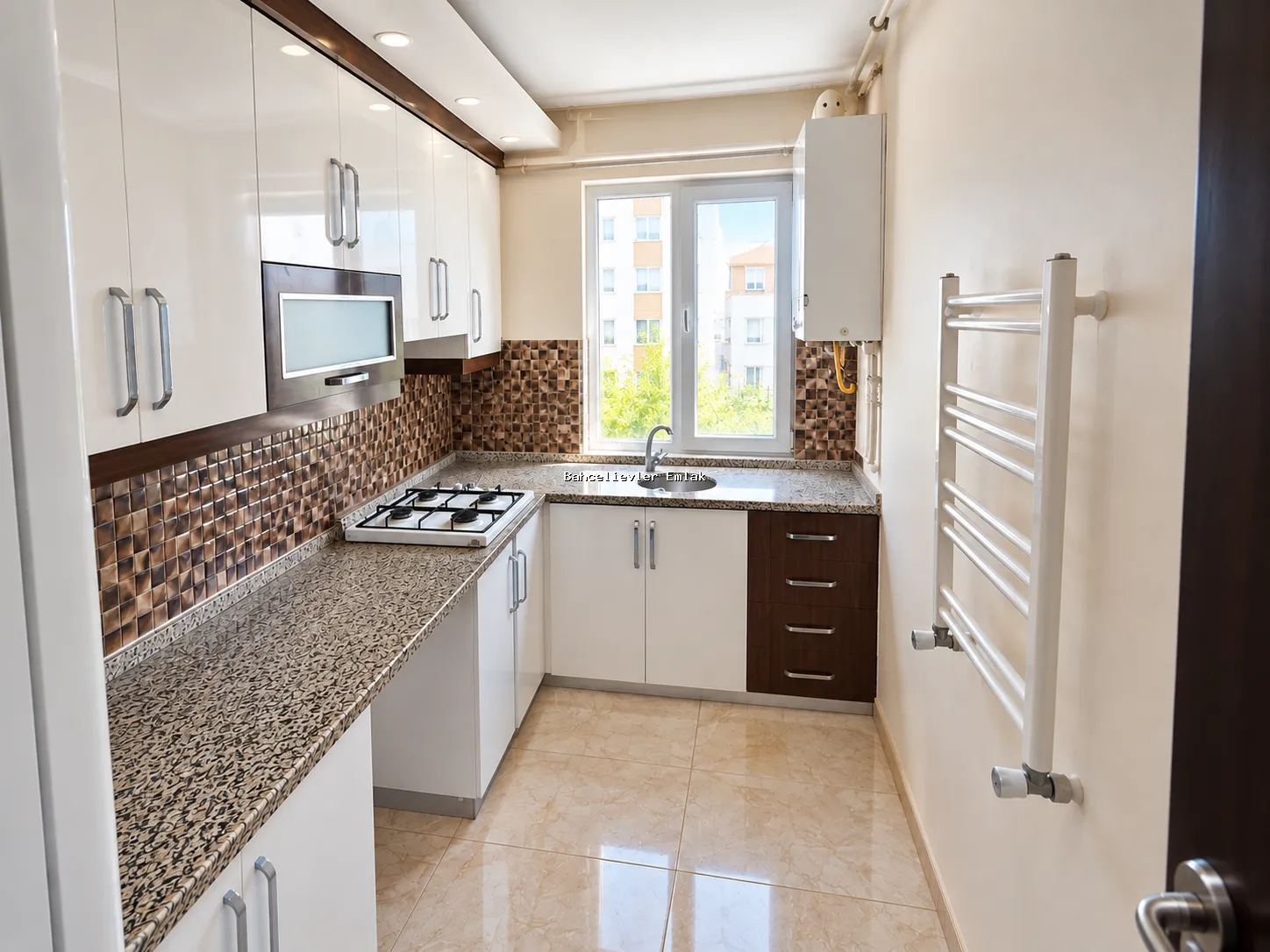 Yenibosna Fevzi Çakmak'ta 7 Yıllık Binada Balkonlu 1+1 Kiralık Daire - Fotoğraf 6